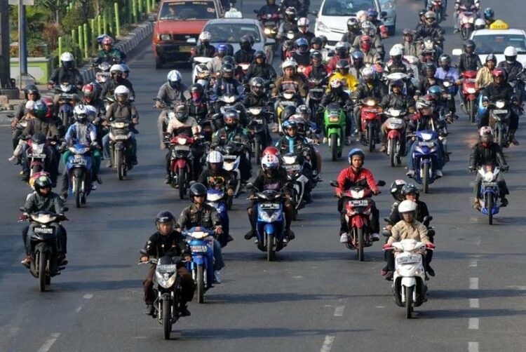 Lahirkan Beban Baru bagi Konsumen dan Tekan Daya Saing Industri, Opsen Pajak bakal Gerus Pasar Motor hingga 20 Persen 1 PUNGUTAN TAMBAHAN— Menjelang pergantian tahun, industri otomotif tanah air diliputi kekhawatiran karena akan diberlakukannya opsen atau pungutan tambahan pajak terhadap kendaraan bermotor baru mulai awal Januari tahun depan.