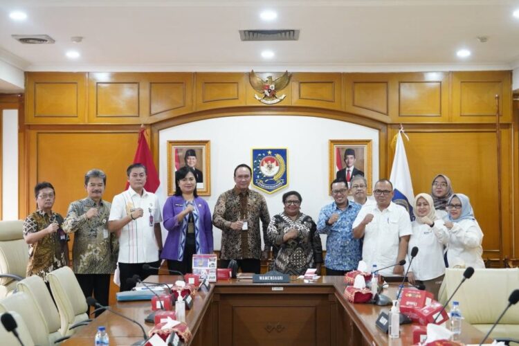Lakukan Audiensi, Pengurus Apkasi Minta Dukungan Mendagri 1 SAMBUT—Bupati Eka Putra dan rombongan disambut langsung oleh Wamendagri 1 Ribka Haluk beserta Sekretaris Dirjen Otda Suryawan Hidayat.