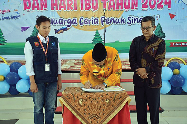 Pengurus Forum Anak 2024-2027 Dilantik 1 PELANTIKAN PENGURUS FORUM ANAK— Bupati Agam Dr H Andri Warman, melantik Pengurus Forum Anak Kabupaten Agam periode 2024-2027, Minggu (22/12).