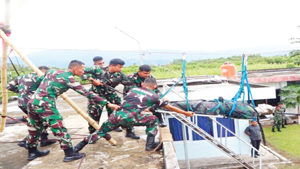 Gelar Latihan SAR, Lanud Sutan Sjahrir Tingkatkan Kesiapsiagaan Hadapi Bencana Alam 1 LATIHAN SAR— Personel TNI AL mengikuti latihan Search and Rescue (SAR) “Vertical Rescue” di Kantor Satuan Pertahanan Pangkalan (Sathanlan), Kota Padang.