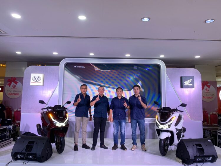Menara Agung Resmi Kenalkan New Honda PCX160, Semakin Mewah dengan Fitur Canggih 1 LAUNCHING-Pimpinan PT Menara Agung saat meluncurkan New Honda PCX160 di salah satu pusat perbelanjaan di Kota Padang.