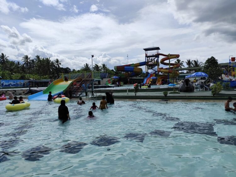 Libur Sekolah dan Nataru, Objek Wisata Pemandian Diserbu Wisatawan 1 WISATA FAVORIT— Batang Tabik Waterpark menjadi lokasi objek wisata yang ramai dikunjungi wisatawan saat momen libur sekolah dan Nataru.