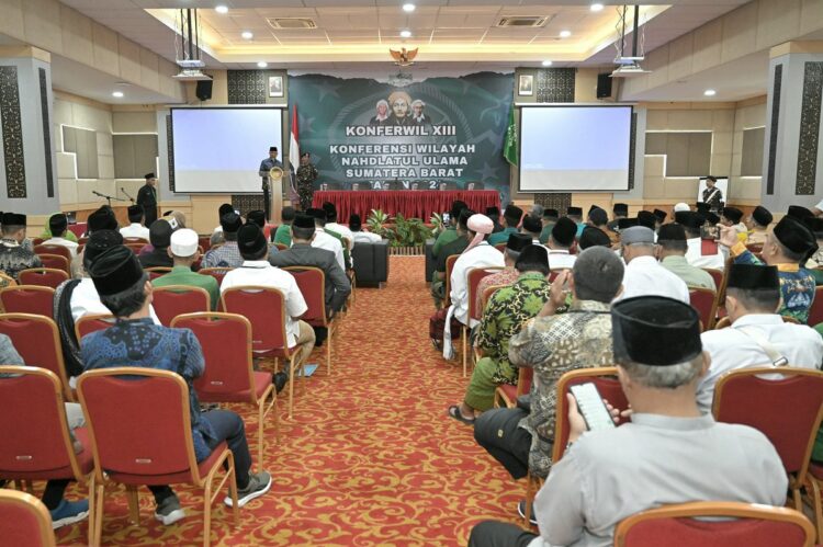 SAMBUTAN—Gubernur Sumbar Mahyeldi saat berikan sambutan dalam Konferensi Wilayah XIII Nahdlatul Ulama Sumatera Barat yang digelar di UNP Hotel dan Convention Center, Padang.