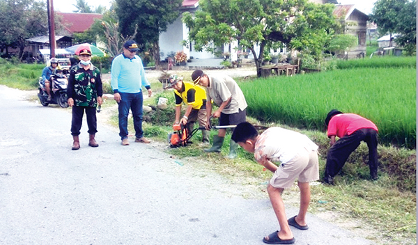 Libatkan Tujuh RT dan Empat RW di Pisang, Padang Bagoro Akhir Tahun Semarak 1 PADANG BAGORO AKHIR TAHUN— Lurah Pisang Adek Deswarman, didampingi Sarmidi alias Pak Meri saat memimpin program “Padang Bagoro Akhir Tahun” di jalan Djamaluddin Wak Ketok, Minggu (29/12).