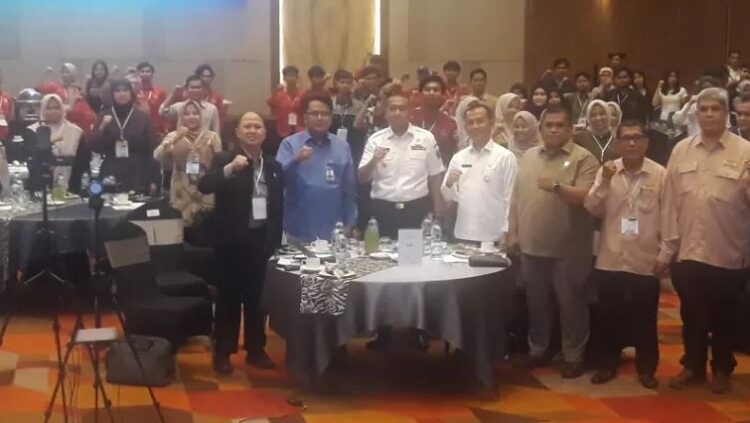 Optimalkan Energi Hijau, MKI Sumbar Dorong Pertumbuhan Ekonomi 8 Persen 1 FOTO BERSAMA— Foto bersama peserta dan narasumber diskusi panel dan customer gathering yang diselenaggarakan oleh MKI Sumbar, Rabu (18/12).