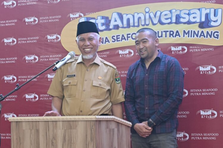 1st Anniversary, Mahyeldi-Audy Apresiasi Kontribusi Istana Seafood Putra Minang bagi Pariwisata Sumbar 1 ANNIVERSARY— Gubernur Mahyeldi dan Wagub Audy Joinaldy, menghadiri perayaan 1st Anniversary Istana Seafood Putra Minang di Tiram Tapakih, Kabupaten Padangpariaman.