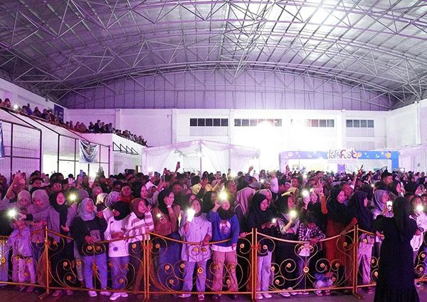 Ditonton Ribuan Warga, Malam Puncak PaPa Fest 2024 Meriah 1 PAPAFEST—Ribuan warga menyaksikan malam puncak Padang Panjang Festival (PaPa Fest) 2024 berlangsung meriah, Sabtu (7/12) malam di Gedung Serbaguna Sport Center.