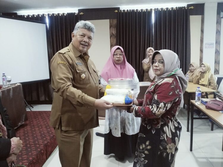 Tingkatkan Kesejahteraan Masyarakat, Pemko Solok Dorong Tumbuh Pelaku Usaha 1 BANTUAN—Wali Kota Solok Zul Elfian Umar saat memberikan bantuan kuliner.