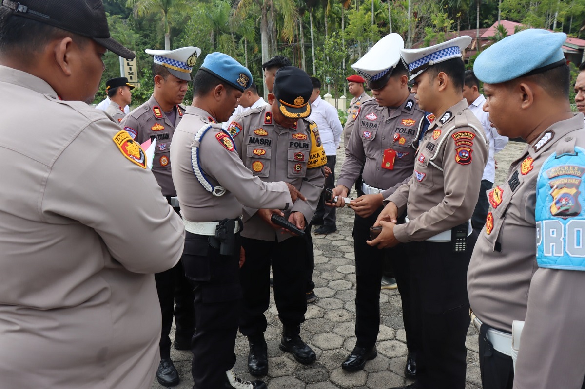 Mengidentifikasi Kelengkapan Polres Periksa Senpi Personel