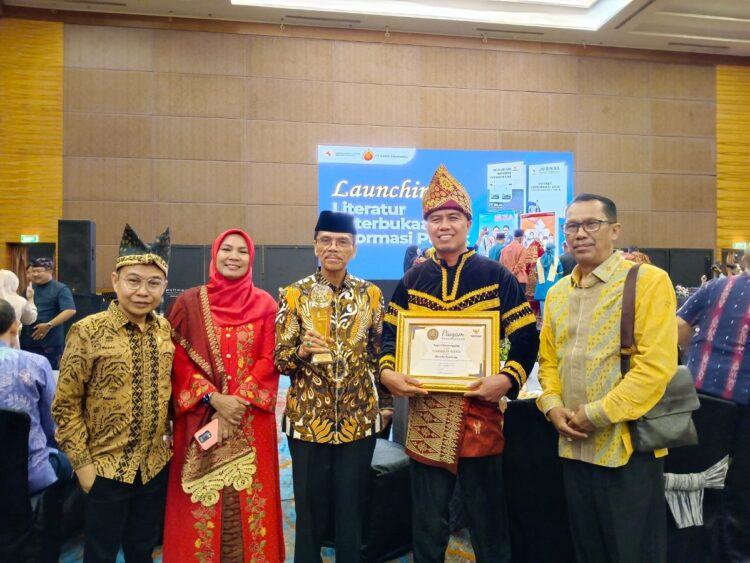 Masyarakat harus Mendapatkan Informasi Publik 1 TERIMA PENGHARGAAN— Bupati Limapuluh Kota Safaruddin dan Kadiskominfo Joni Amir saat menerima penghargaan bidang KI.