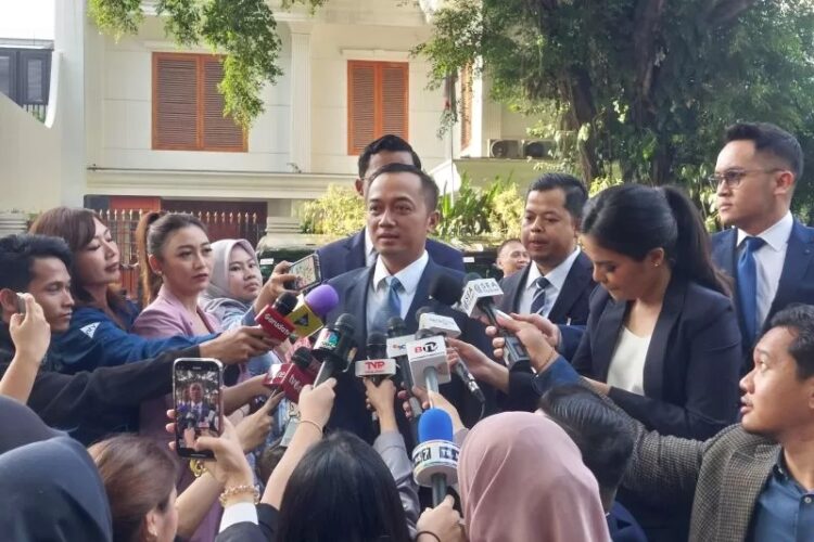 DIAWAWANCARAI— Menteri Sekretaris Negara (Mensesneg) Prasetyo Hadi memberikan keterangan kepada awak 
media di depan kediaman Prabowo Subianto di Jalan Kertanegara, Jakarta.