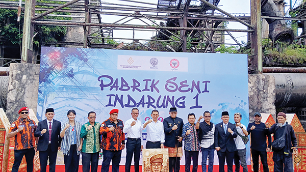 Sudah Miliki Art Space dan Instalasi Seni Mempesona, Menteri Fadli Zon Dukung Keberadaan Pabrik Seni Indarung 1 1 KUNJUNGI PABRIK INDARUNG 1— Menteri Kebudayaan RI Fadli Zon berfoto bersama dengan Dirut PT Semen Padang Indrieffouny Indra, Pj Wako Padang Andree Algamar, Anggota DPRD Sumbar Verry Mulyadi saat mengunjungi Pabrik Seni Indarung 1, Kamis (19/12).