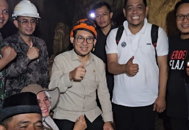 Menteri Kebudayaan Kunjungi Gua Lida Ajer di Nagari Tungkar, Berpotensi Jadi Situs Cagar Budaya Nasional 1 KUNJUNGI—Menteri Kebudayaan Fadli Zon saat mengunjungi Gua Lida Ajer di Nagari Situjuah Tungkar bersama penulis buku “Lida Ajer Dari Tungkar Untuk Dunia” M.Fajar Rillah Vesky