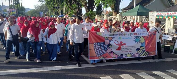 Jalan Santai Meriahkan Peringatan Hari Aids Sedunia 2024 1 PERINGATAN HARI AIDS— Pj Wali Kota Padang, Andree Algamar, menghadiri peringatan Hari AIDS Sedunia 2024, Minggu (1/12) pagi, di area Car Free Day (CFD) Jalan Sudirman.
