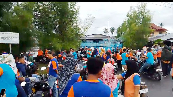 Tuntut Pembayaran Gaji, Karyawan PT Bumi Sarimas Indonesia Mogok Kerja, Pihak Perusahaan Janji 19 Desember 1 UNJUK RASA— Ratusan karyaan PT Bumi Sarimas Indonesia di Kasang, Kecamatan Batang Anai, Kabupaten Padangpariaman, saat menggelar aksi unjuk rasa dan mogok kerja.
