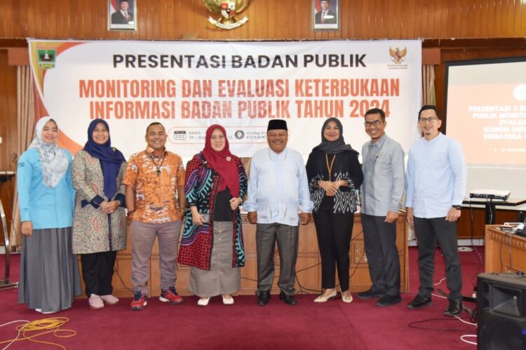 Monitoring dan Evaluasi KI, PPID Kota Pariaman Masuk 3 Besar Badan Publik Terinformatif 1 PRESENTASI—Kepala Dinas Komunikasi dan Informatika (Kominfo) Noviardi, Sekretaris Kominfo Riky Falantino, Kepala Bidang Informasi dan Komunikasi Publik (Kabid IKP) Zasnur Rahim dan Pejabat Fungsional PPID Agusti Rabaini uasi presentasi di depan KI Sumbar.