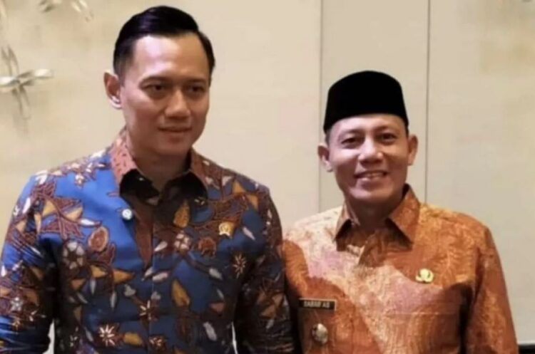 Keterbukaan Informasi Publik Desa 2024, Nagari Malampah Raih Pengharaan Nasional 1 FOTO BERSAMA— Bupati Pasaman Sabar As berfoto bersama Menteri Koordinator Bidang Infrastruktur Pembangunan Kewilayahan, Agus Harimurti Yudhoyono usai penyerahan penghargaan kepada Nagari Malampah Barat..