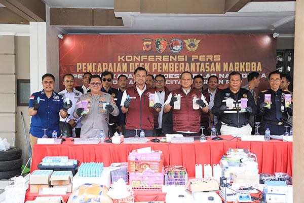 Bareskrim Ungkap Jaringan Narkoba Internasional, Barang Bukti yang Disita Bernilai Rp 670 miliar, Selamatkan 9 Juta Jiwa 1 Wakabareskrim Polri, Irjen Pol Asep Edi Suheri bersama jajarannya memperlihatkan barang bukti narkoba yang disita dari penangkapan para pengedar jaringan internasional.