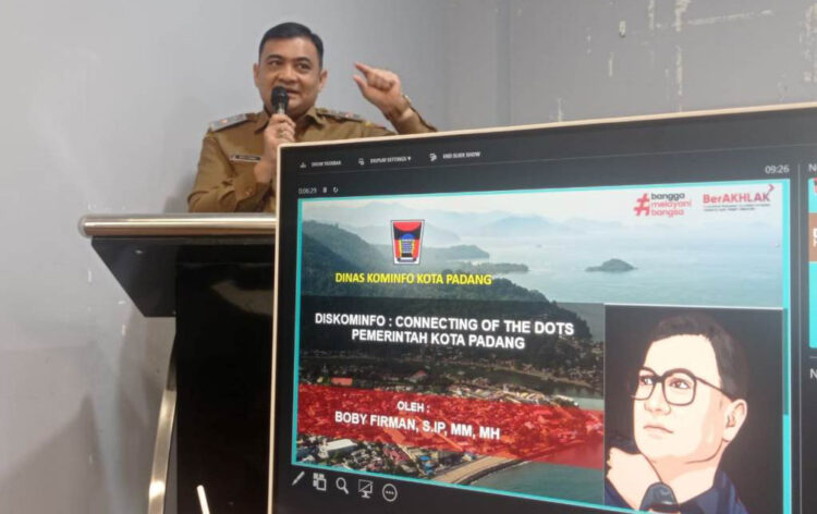 Dukung Keterbukaan Informasi, OPD Pemko Padang Harus Optimalkan Sosial Media 1 BIMTEK JURNALISIK— Kepala Dinas Komunikasi dan Informatika (Diskominfo) Kota Padang Boby Firman, memberikan materi pada Bimtek Jurnalistik dan Sosial Media Management, di Lantai II Bagindo Aziz Chan Youth Centre, Senin (2/12).