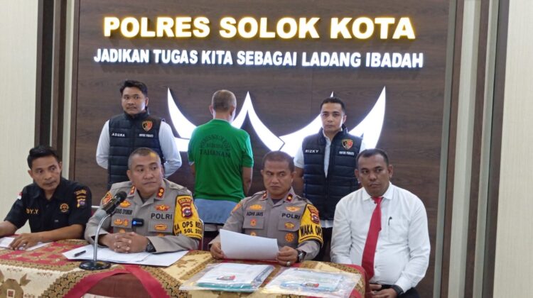 Gara-gara Sapi, Oknum PNS Ditangkap, Rugikan Negara Rp Rp 241 Juta, Kabur ke Aceh, 4 Tahun jadi Buronan 1 PNS DITANGKAP— Kapolres Solok Kota AKBP Abdus Syukur memberikan keterangan terkait penangkapan oknum PNS dalam kasus penjualan sapi milik pemerintah.