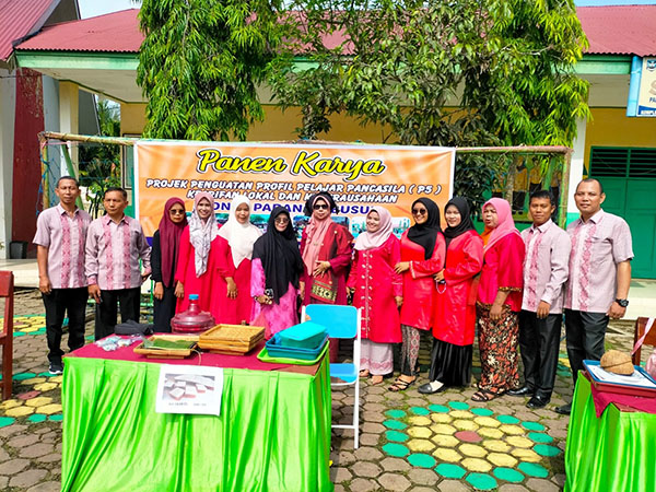 SDN 12 Padang Sibusuak Gelar Panen Karya, Olah Barang Bekas jadi Bermanfaat 1 PERSIAPAN—Kepala Sekolah SDN 12 Padang Sibusuak, Kabupaten Sijunjung, Yuneti S.Pd didampingi
Eva Yunita, S.Pd saat persiapan kegiatan.