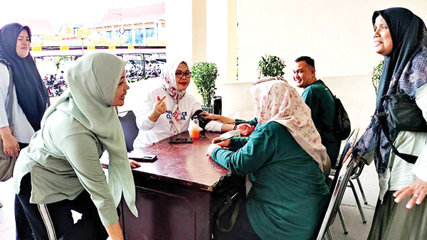 Olga Pagi, Pegawai Pemko Manfaatkan Cek Kesehatan Gratis 1 CEK KESEHATAN— Pegawai Pemko Padang memanfaatkan pengecekan kesehatan gratis yang disediakan Dinas Kesehatan usai kegiatan olahraga dan senam pagi, di kantor Balaikota Aiapacah, Rabu (18/12).