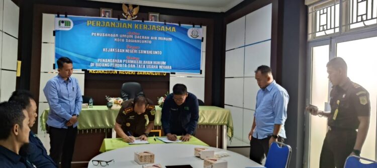 PDAM Kota Sawahlunto Teken Kerjasama dengan Kejari 1 TEKEN—Direktur PDAM Julmadizon bersama Kajari Sawahlunto Andarias D’ Orney saat tandatangani kerjasaama.
