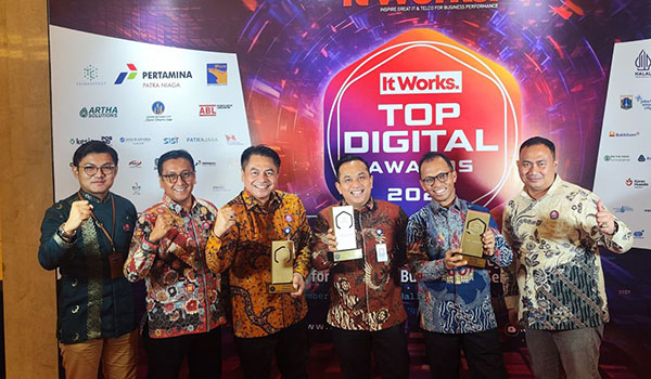 Bank Nagari Raih 4 Penghargaan Bergengsi, 3 Top Digital Award, 1 Top 100 CEO 1 RAIH PENGHARGAAN— Bank Nagari meraih 3 penghargaan dalam ajang Top Digital Awards 2024, serta satu penghargaan yang diraih Dirut Bank Nagari Gusti Candra
yang berhasil meraih penghargaan Top 100 CEO 2024 dalam ajang Top 100 CEO & The 200 Leader Future Forum 2024.