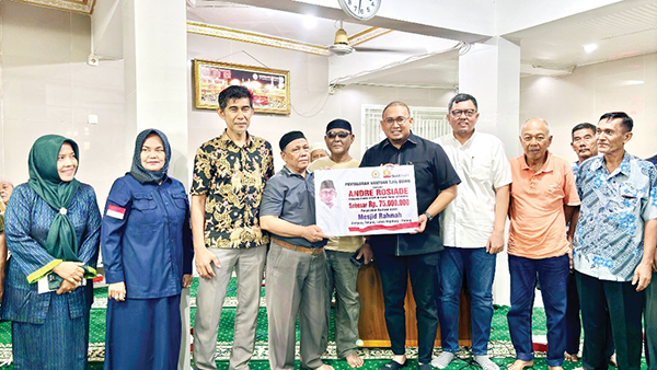 Andre Rosiade Bantu Rehab Kubah Masjid dan Bagi Ratusan Paket Sembako di Lubeg 1 BANTUAN KUBAH MASJID— Wakil Ketua Komisi VI DPR RI Andre Rosiade mengunjungi Masjid Rahmah, Jalan Kampung Tanjung, Kelurahan Lubuk Begalung Nan XX, Kecamatan Lubeg, Sabtu (7/12) lalu, sekaligus memberikan bantuan untuk rehab kubah masjid dan membagikan ratusan paket sembako untuk jamaah dan warga sekitar.