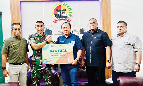 Andre Rosiade Gandeng BNI Bangun Lapangan Bulu Tangkis Makorem 032/Wirabraja Sumbar 1 PENYERAHAN DANA CSR— Regional CEO (RCEO) BNI Wilayah 02 Khairul Salam, menyerahkan dana CSR kepada Kasilog Kasrem 032/Wbr Kolonel CZI Wiwid Wahyu Hidayat, disaksikan Wakil Ketua Komisi VI DPR RI Andre Rosiade, Direktur Network and Services BNI Ronny Venir, beberapa waktu lalu.