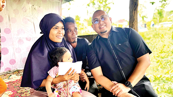 Bantu Penjaga Kolam Ikan di Padang, Andre Rosiade Tekankan Pentingnya Sekolah Anak 1 SERAHKAN BANTUAN— Wakil Ketua Komisi VI DPR RI Andre Rosiade memberikan bantuan untuk satu keluarga kurang mampu yang tinggal di sebuah gubuk reot di dekat kolam ikan di Batipuh Panjang, Kecamatan Koto Tangah, Sabtu (7/12) lalu.