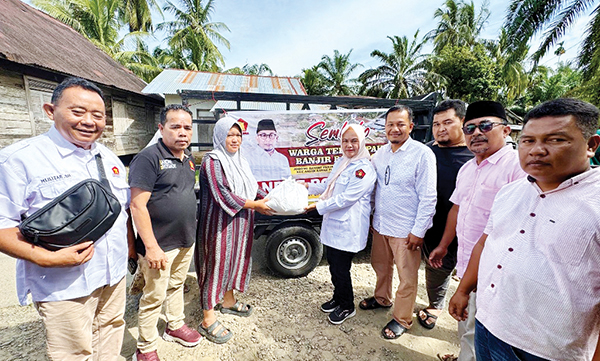Andre Rosiade Kirim Bantuan 1.000 Paket Sembako untuk Korban Banjir Pasbar 1 PAKET SEMBAKO— Wakil Ketua Komisi VI DPR RI Andre Rosiade mengirimkan bantuan 1.000 paket sembako untuk korban banjir di Kabupaten Pasbar, Senin (30/12). Sembako dibagikan di dua titik terdampak paling parah akibat banjir yang terjadi beberapa hari lalu.