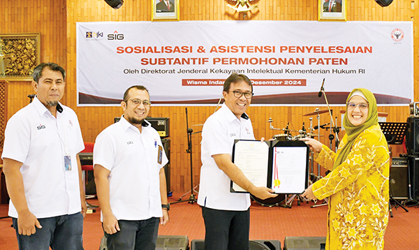 SERTIFIKAT PATEN— Direktur Operasi PT Semen Padang Pri Gustari Akbar, menerima Sertifikat Paten Sederhana dari Direktorat Jenderal Kekayaan Intelektual, Kementerian Hukum Republik Indonesia untuk Invensi dengan Judul Alat Akordeon untuk Pengisian Semen Curah dari Silo dengan Nomor Paten IDS000009095.
ist