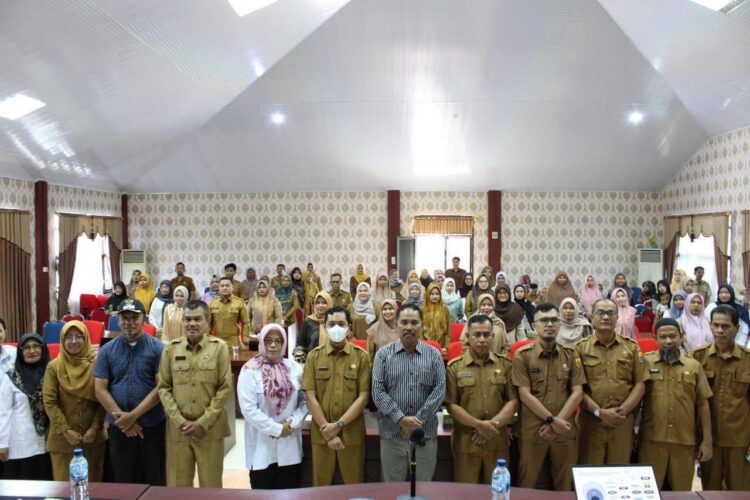 BIMBINGAN TEKNIS— Sekretaris Dinas Sosial Muharman usai pembukaan bimtek foto bersama.