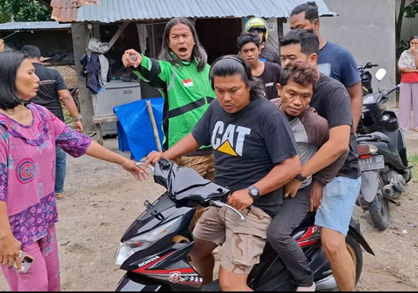 Terekam CCTV, Pelaku Pencurian Bersajam Ditangkap 1 DITANGKAP—
Masrianto alias Anto Harimau (41) ditangkap Tim Klewang Polresta Padang.