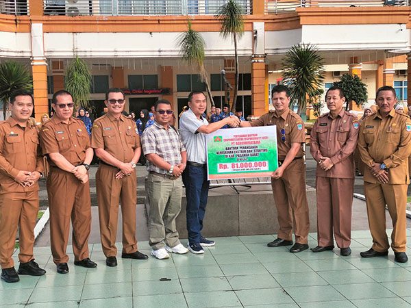PT Agrowirata Bantu Rp81 Juta, Pemberantasan Kemiskinan Ekstrem dan Stunting 1 BANTUAN—GM PT.Agrowiratama Sijon,didampingi Manager Humas nya Lelo Ritonga, menyerahkab bantuan Rp.81 juta,kepada Sekda Pasbar Hendra Putra, dalam upaya pemberantasan kemiskinan dan stutanting kemarin