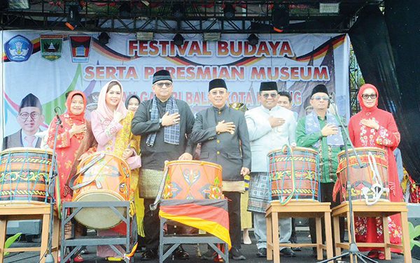 Perkenalkan Tradisi Leluhur, Pemko Padang Gelar Festival Budaya 1 BUDAYA RANG MUDO— Kepala Dinas Kebudayaan Jefrinal Arifin bersama Pj Wali Kota Padang Andree Algamar, membuka Festival Budaya dengan tema “Semarak Budaya Rang Mudo”, di Kompleks Perkantoran Balai Kota Padang Aie Pacah, yang berlangsung pada 7-8 Desember.