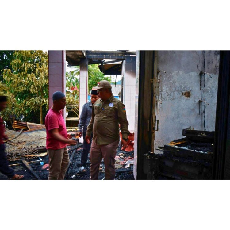 Pemkab Solok Selatan Tinjau Korban Kebakaran di Pauh Duo 1 MENINJAU—Sekretaris Daerah Dr. H. Syamsurizaldi meninjau langsung lokasi kebakaran yang bertempat di Jorong Ujuang Jalan, Nagari Luak Kapau Kecamatan Pauh Duo Kabupaten Solok Selatan,
Sabtu pagi (7/12).