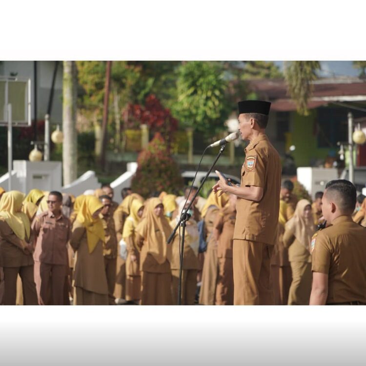 SAMBUTAN—Wakil Bupati Solok Selatan H. Yulian Efi berikan sambutan saat  Apel Gabungan ASN di Lingkungan Pemerintah Kabupaten di Halaman Kantor Bupati Solok Selatan, Senin (9/12).