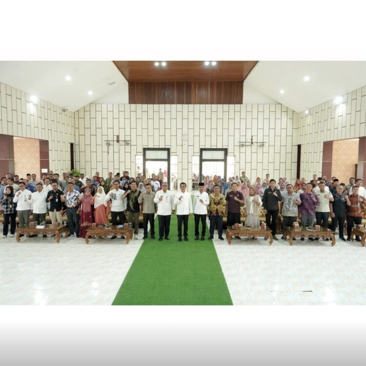 Pemkab Solsel Perkuat Implementasi Sistem Merit dan Manajemen Talenta ASN 1 USAI—Bupati Solok Selatan Khairunas usai pembkaan foot berasma di Aula Sarantau Sasurambi Kantor Bupati Solok Selatan, Jumat (27/12).
