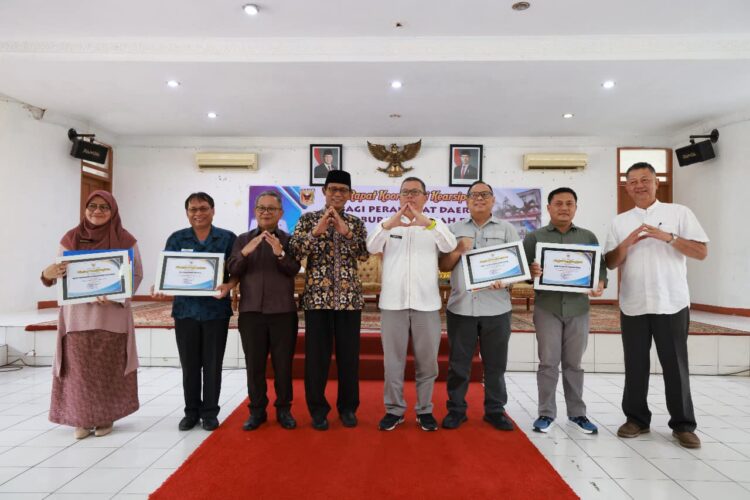Perangkat Daerah dengan Kinerja Baik, Pemkab Tanah Datar Berikan Penghargaan Kearsipan 1 Pemkab Tanah Datar Berikan Penghargaan Kearsipan