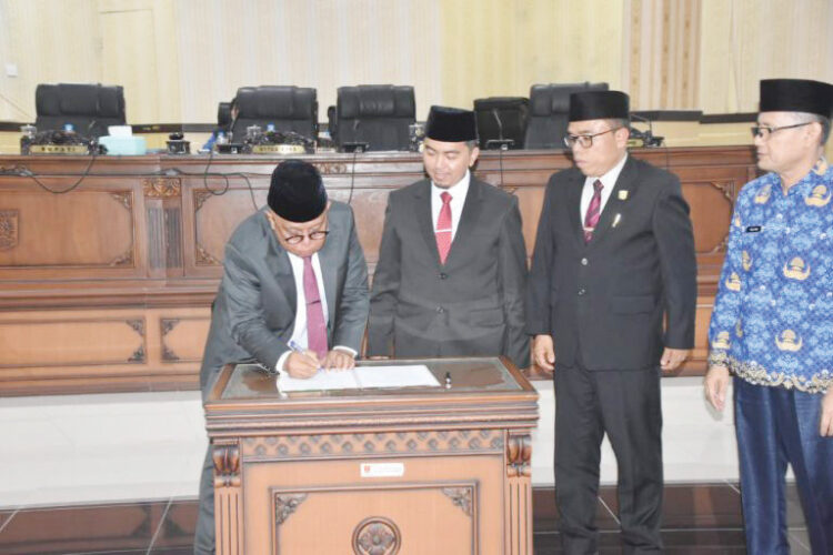 Pemkab dan DPRD Agam Setujui Ranperda APBD 2025 Menjadi Perda 1 NOTA KESEPAKATAN— Sekda Agam, Edi Busti, menandatangani berita acara kesepakatan bersama antara DPRD dan Pemkab Agam terkait Ranperda APBD 2025 yang disetujui menjadi Perda.