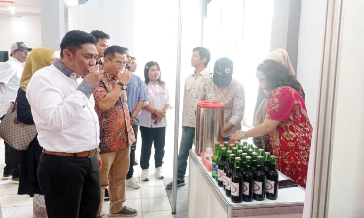 Pemko Padang Serahkan Sertifikat HAKI untuk Pelaku Ekonomi Kreatif 1 PESONA DESA WISATA EXPO— Kepala Dinas Pariwisata Kota Padang Yudi Indra Sani, menikmati produk unggulan di salah satu stand dalam kegiatan Pesona Desa Wisata Expo se-Kota Padang, di Bagindo Aziz Chand Youth Center, Kota Padang, Sabtu (21/12).