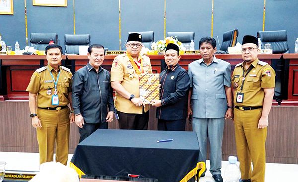 Pemko dan DPRD Padang Sepakati Perda Kamtibum dan Pemberantasan Narkoba 1 PENGESAHAN PERDA— Pj Wako Andree Algamar bersama Ketua DPRD Padang Muharlion, saat persetujuan dua ranperda menjadi perga, saat rapat paripurna di gedung DPRD Padang, Aiapacah, Senin (16/12).