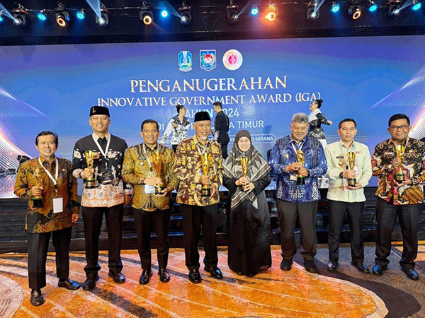 Raih Penghargaan IGA 2024, Pemko Pariaman Terima Keempat Kalinya 1 FOTO BERSAMA—Pj Wali Kota Pariaman Roberia bersama Gubernur Sumbar Mahyeldi dan pejabat lain usai menerima penghargaan IGA AWard 2024 di Surabaya, Kamis (5/12).