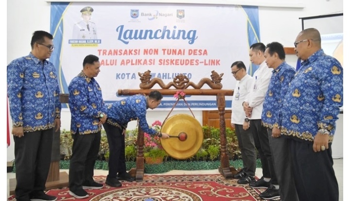 Pemko Sawahlunto Resmi Luncurkan Sistem Transaksi Non Tunai Berbasis Digital 1 PUKUL GONG—Pemerintah Kota (Pemko) Sawahlunto melalui Penjabat (Pj) Wali Kota Fauzan Hasan, S.STP, M.Si, pukul gong bertanda diresmi meluncurkan sistem transaksi non-tunai berbasis digital bagi pemerintahan desa di kota tersebut.