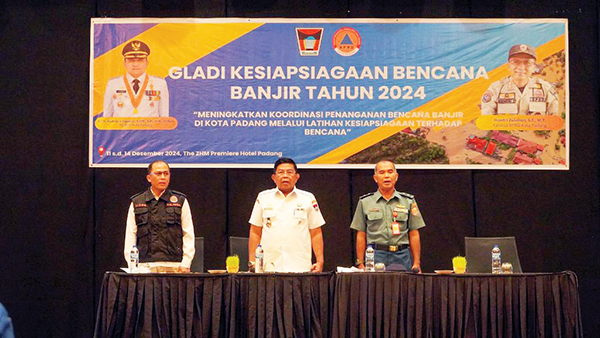 GLADI KESIAPSIAGAAN— Badan Penanggulangan Bencana Daerah Kota Padang menggelar Gladi Kesiapsiagaan Bencana Banjir, sebagai bentuk untuk mengantisipasi potensi bencana hidrometeorologi basah, Rabu (11/12).