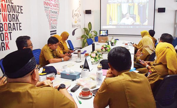 Pemko Padang Siapkan Langkat Strategis Kendalikan Inflasi dan Penentuan UMK 1 RAKOR INFLASI—Pj Wako Andree Algamar mengikuti Rakor Pengendalian Inflasi dan Sosialisasi Kebijakan Upah Minimum 2025 bersama Presiden Prabowo Subianto secara virtual, Senin (9/12).