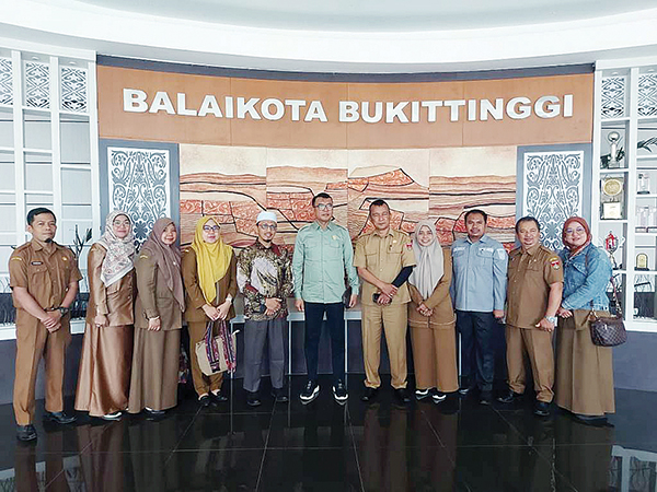 MTQ Tingkat Sumbar 2025, Bukittinggi Ajukan Tambahan Dana ke DPRD Sumbar 1 KUNJUNGAN KERJA— Kunjungan kerja Komisi I DPRD Sumbar dalam rangka pengawasan dan monitoring terkait dengan keperluan pelaksanaan program kegiatan Bidang Pemberdayaan Masyarakat dan Desa serta Pelayanan Publik ke Bukittinggi di Balaikota, Selasa (3/12).