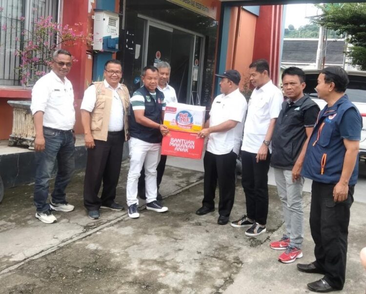 BANTUAN KORBAN BANJIR—Dinas Sosial (Dinsos) telah menyalurkan bantuan logistik permakanan untuk warga terdampak bencana banjir di Kabupaten Pesisir Selatan (Pessel) sejak Senin (2/12) lalu.